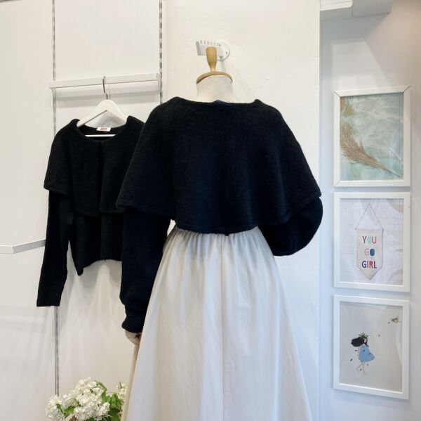 Siyah Yaka Detaylı Triko Kazak