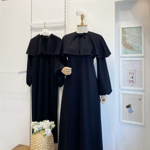 Siyah Pelerin Eklemeli Osyho Kumaş Elbise