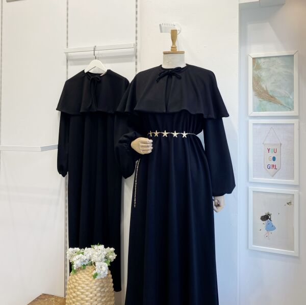 Siyah Pelerin Eklemeli Osyho Kumaş Elbise