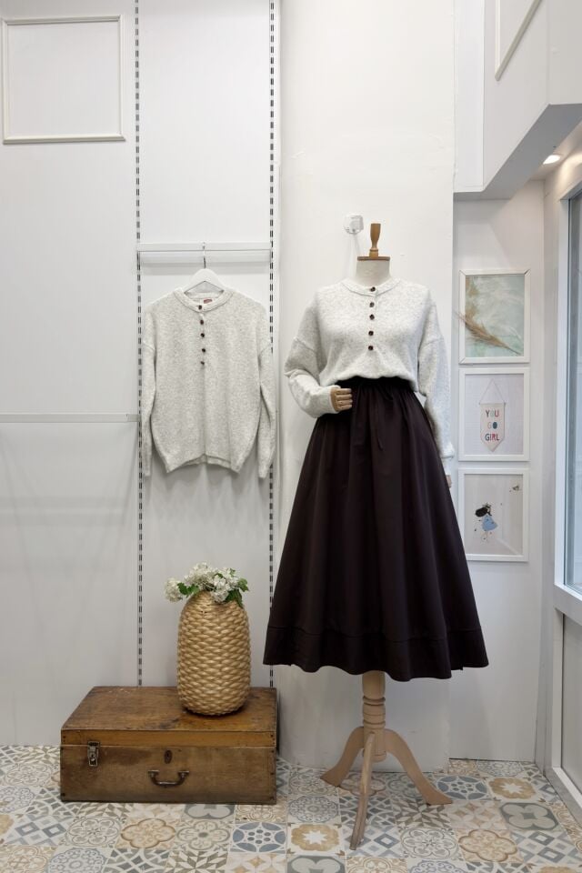 Beyaz Düğme Detaylı Vera Kazak