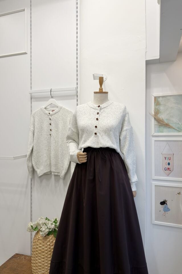 Beyaz Düğme Detaylı Vera Kazak