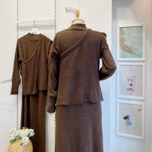 Braunes Pullover-Strickkleid