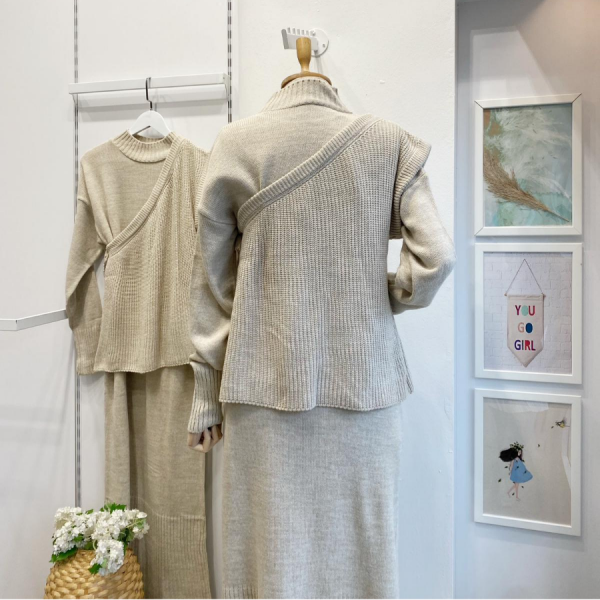 Taş rengi süveterli triko elbise