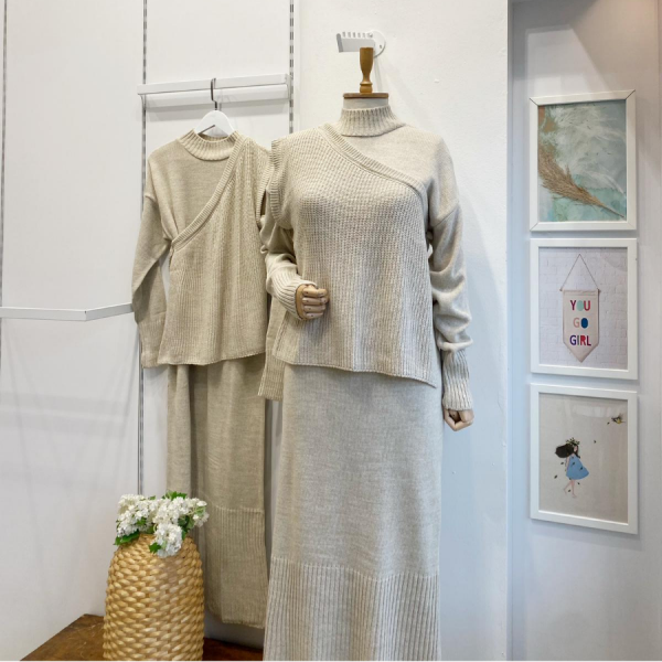 Steinfarbenes Pullover-Strickkleid