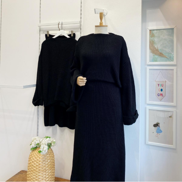 Black magnolia knitwear suit