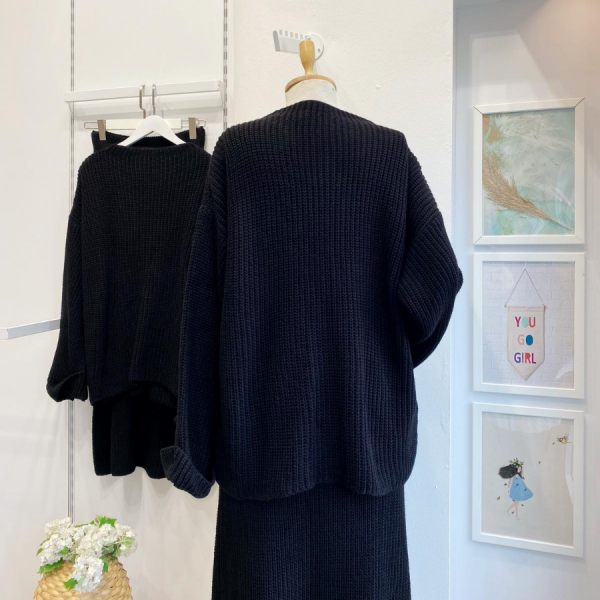 Black magnolia knitwear suit