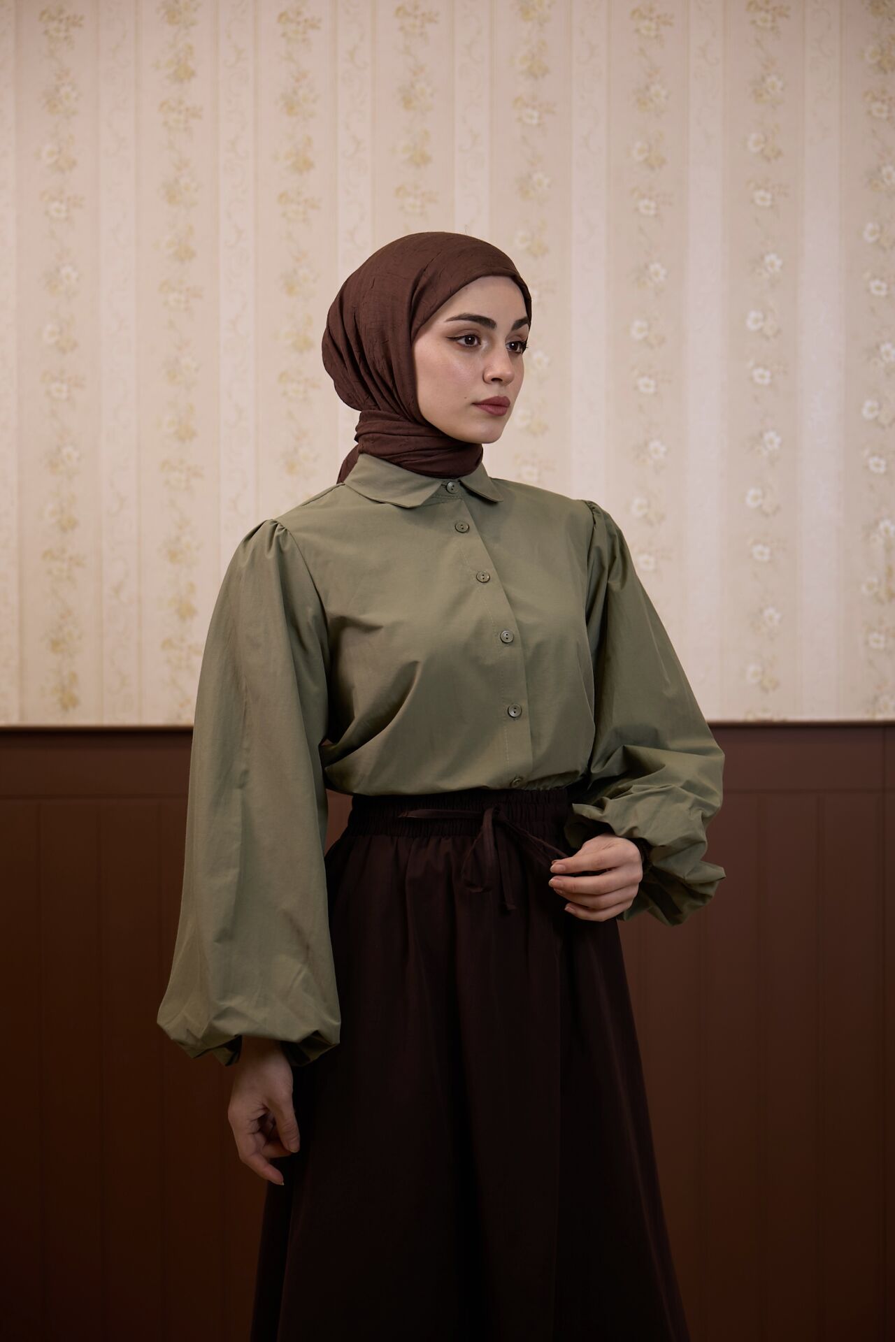 Haki Yeşili Bebe Yaka Balon Kol Poplin Gömlek