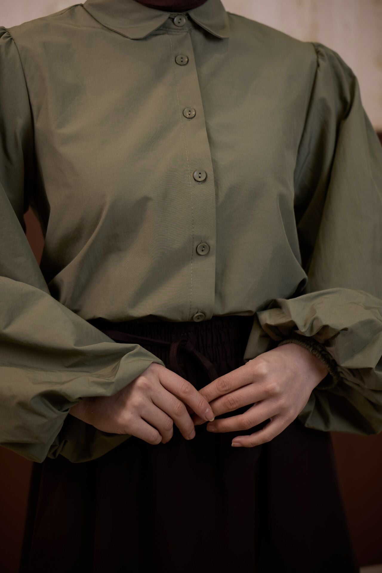 Haki Yeşili Bebe Yaka Balon Kol Poplin Gömlek