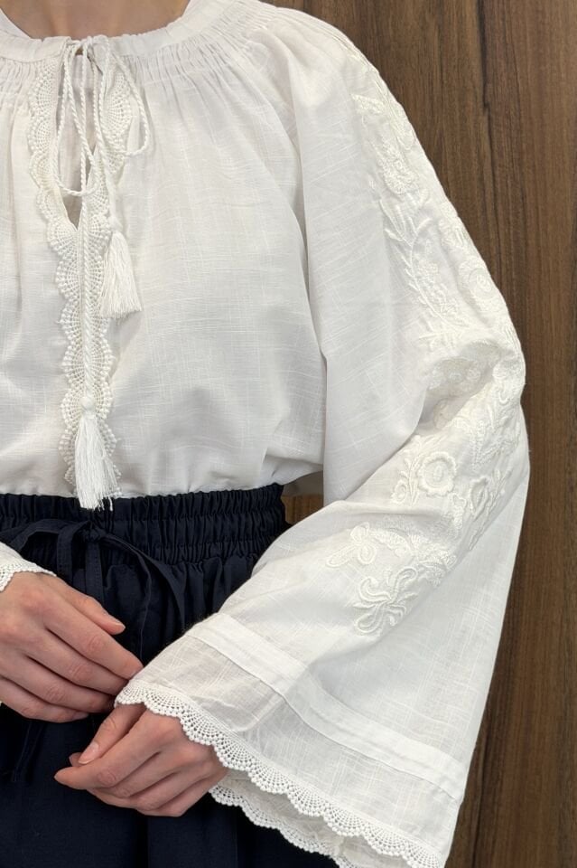 Beyaz Kolu Nakışlı Reglan Gömlek