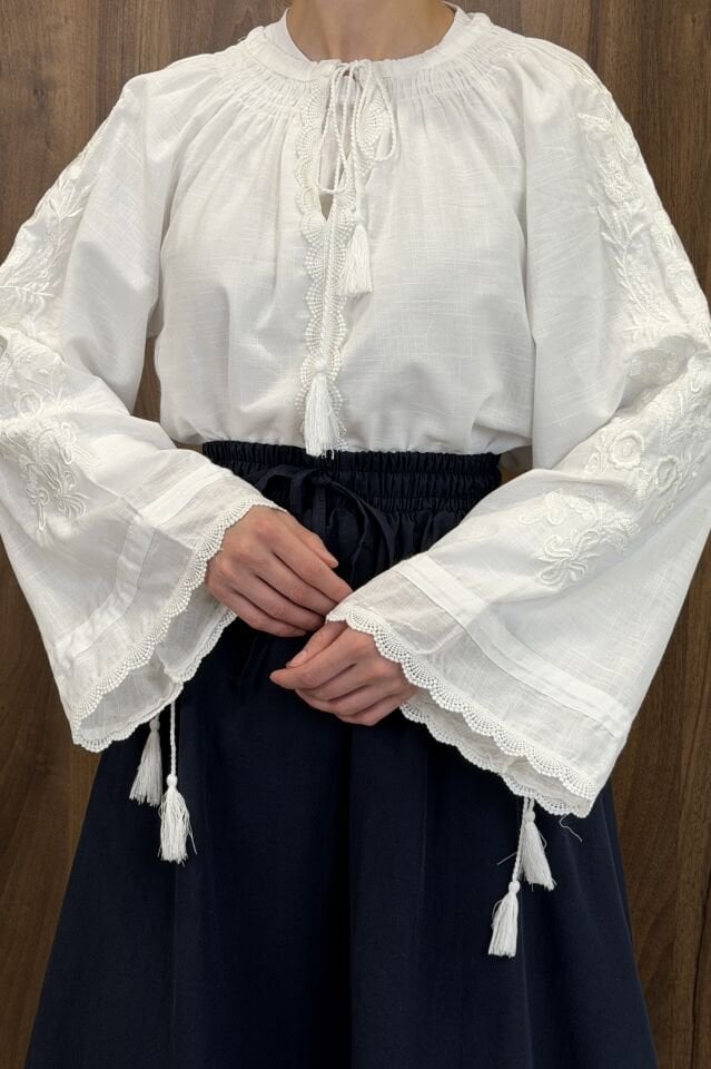 Beyaz Kolu Nakışlı Reglan Gömlek