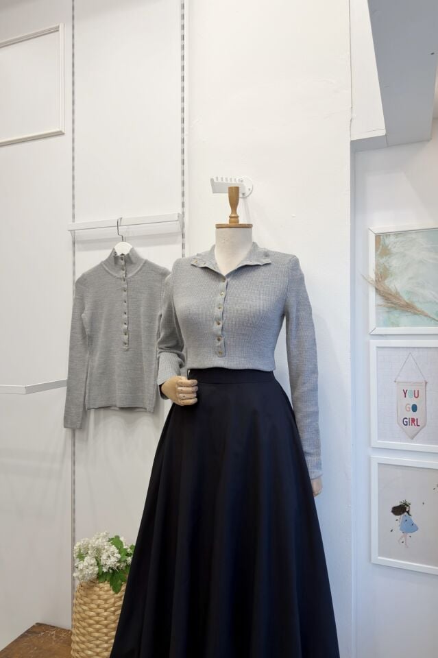 Açık Gri Dik Yaka Düğmeli Triko Bluz