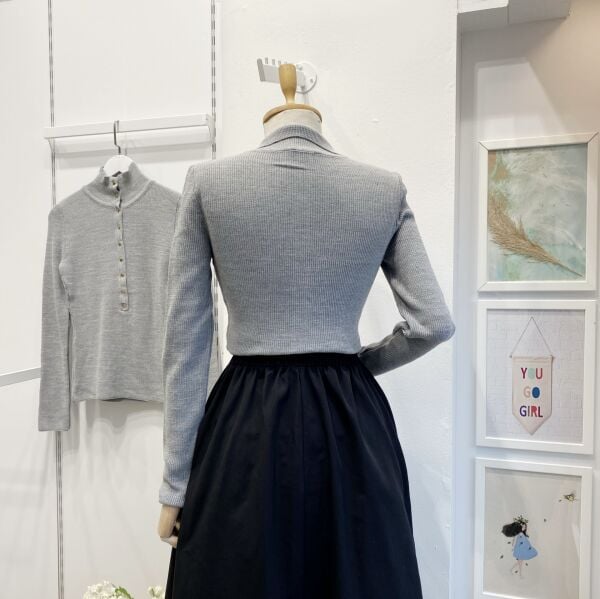 Açık Gri Dik Yaka Çıtçıtlı Triko Bluz