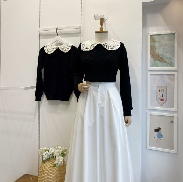 İnci Broşlu Siyah Kazak