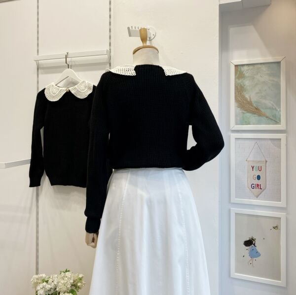 İnci Broşlu Siyah Kazak