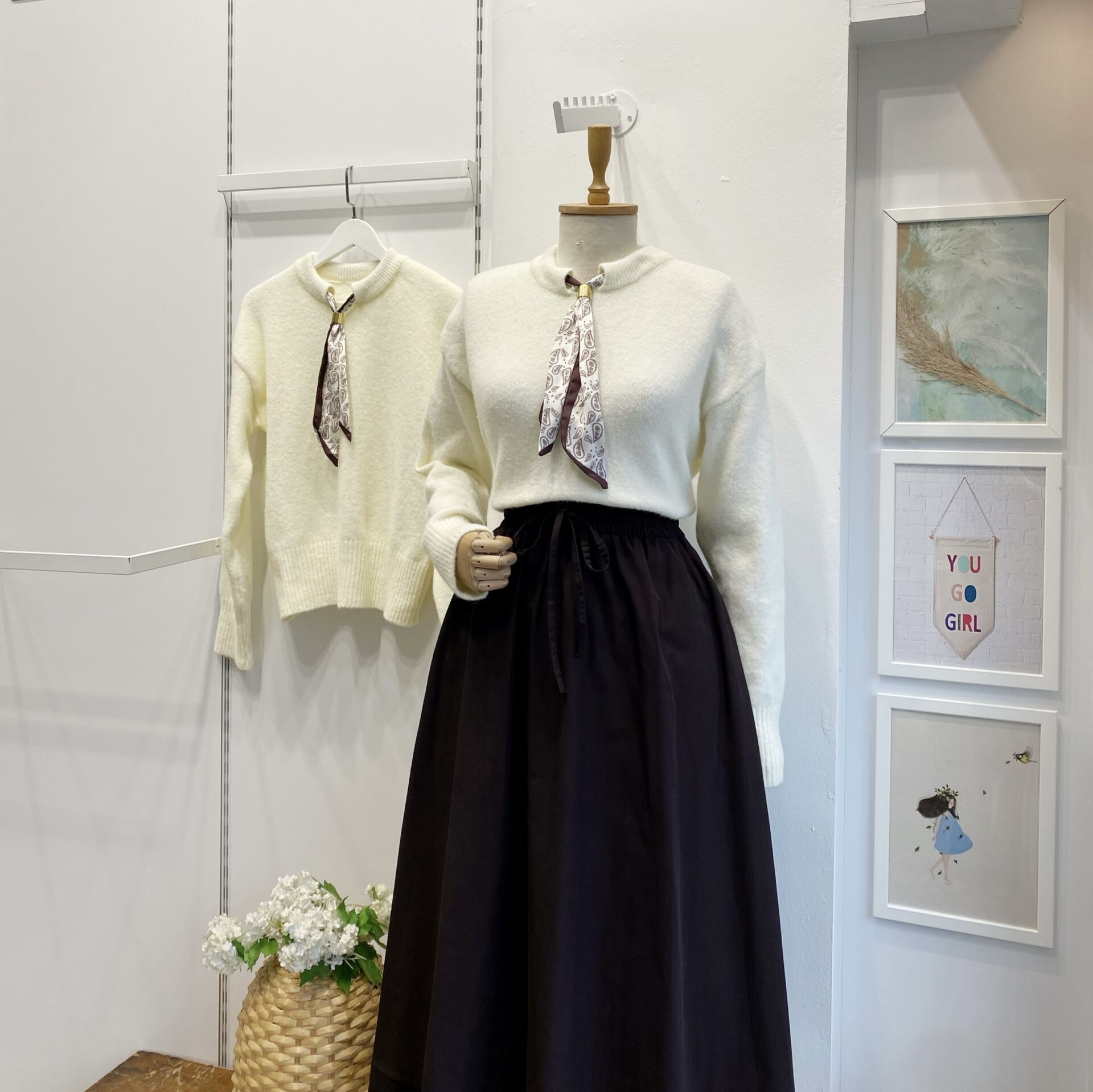 Beyaz Fular Detaylı Kazak