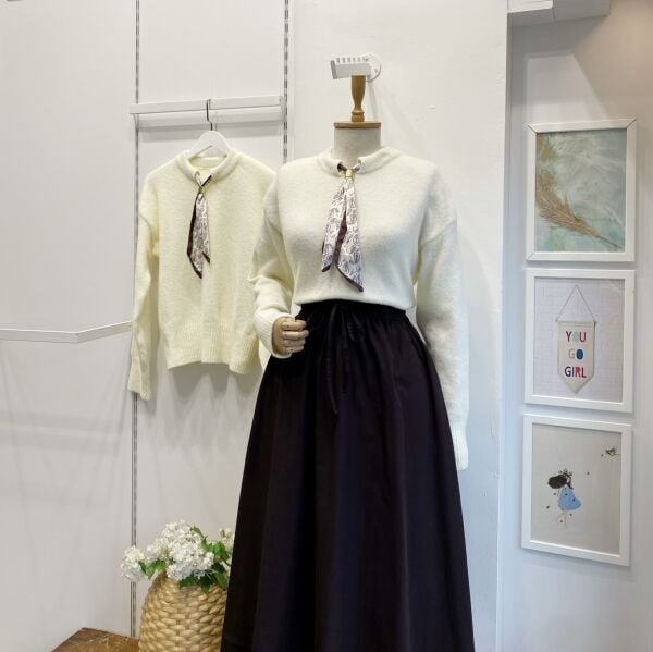 Beyaz Fular Detaylı Kazak