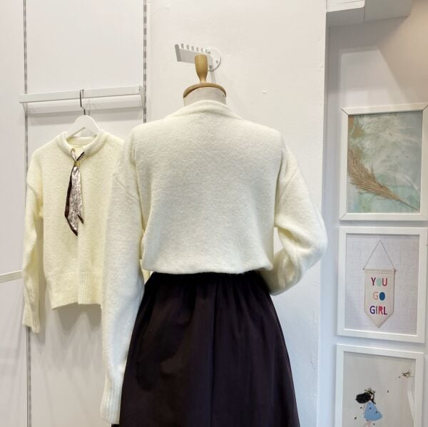 Beyaz Fular Detaylı Kazak