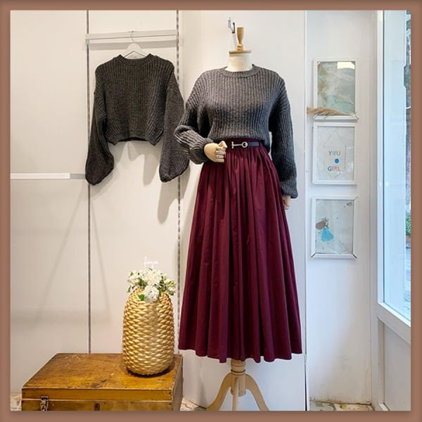 Burgunderroter enger Faltenrock mit Gürtel