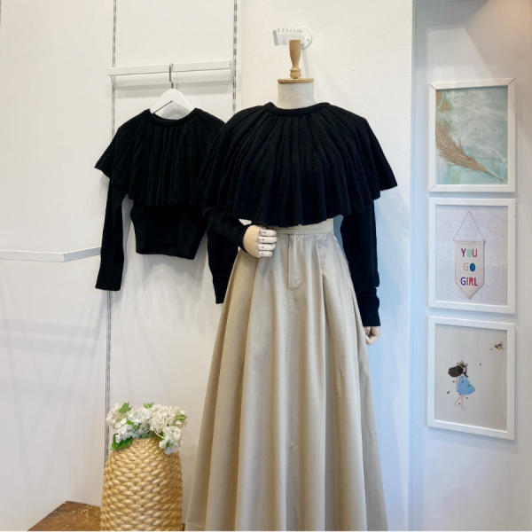 Siyah Pelerin Detaylı Kazak