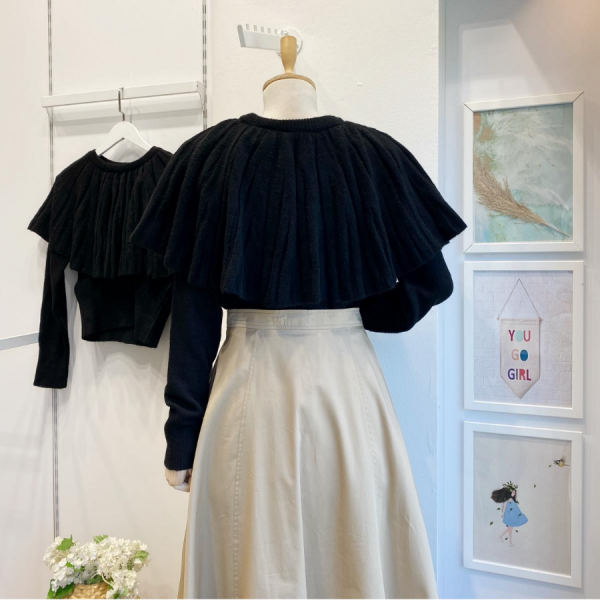 Siyah Pelerin Detaylı Kazak