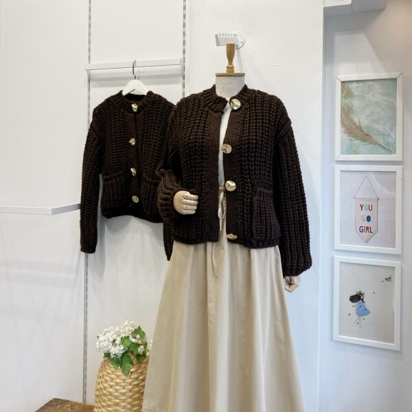 Gold Düğmeli Kahverengi Selanik Örgü Hırka