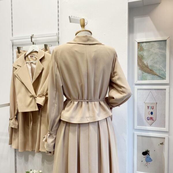 Bej Ceketli Nora Takım