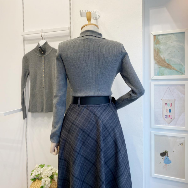 Gri Dik Yaka Düğmeli Triko Bluz