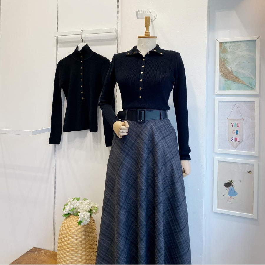 Siyah Dik Yaka Düğmeli Triko Bluz