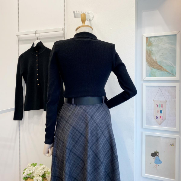 Siyah Dik Yaka Düğmeli Triko Bluz