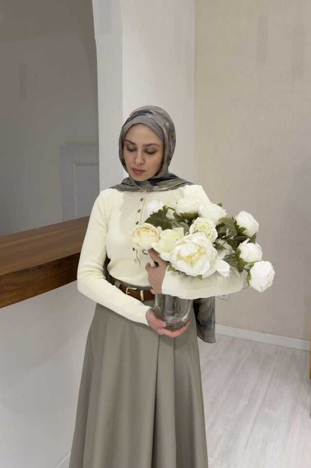 Ekru Dik Yaka Düğmeli Triko Bluz