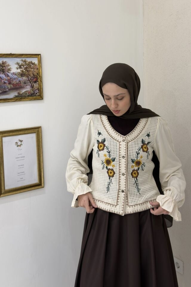 Ayçiçeği Nakışlı Krem Gömlek