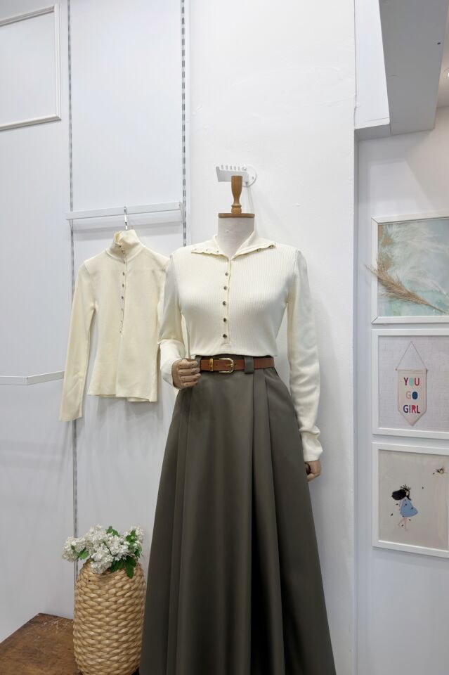 Ekru Dik Yaka Düğmeli Triko Bluz