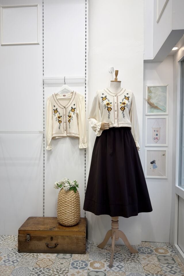 Ayçiçeği Nakışlı Krem Gömlek