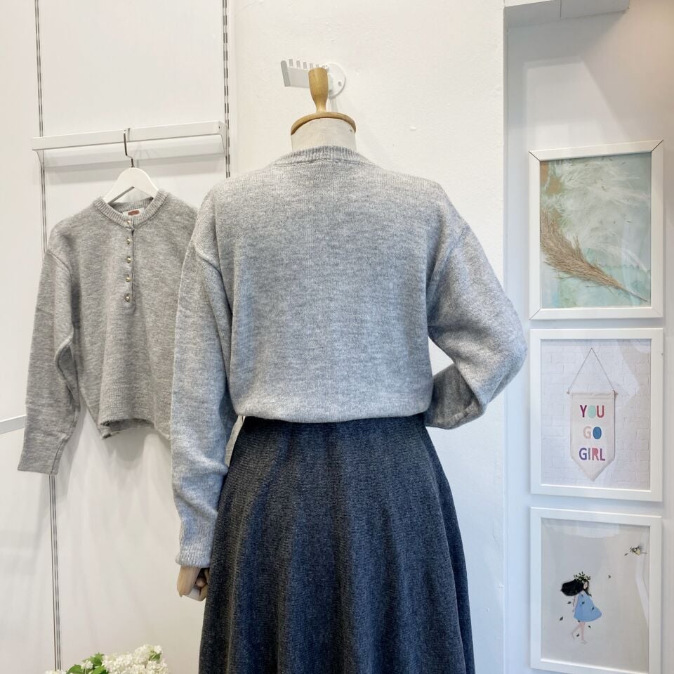 Gri Gold Düğmeli Triko Kazak