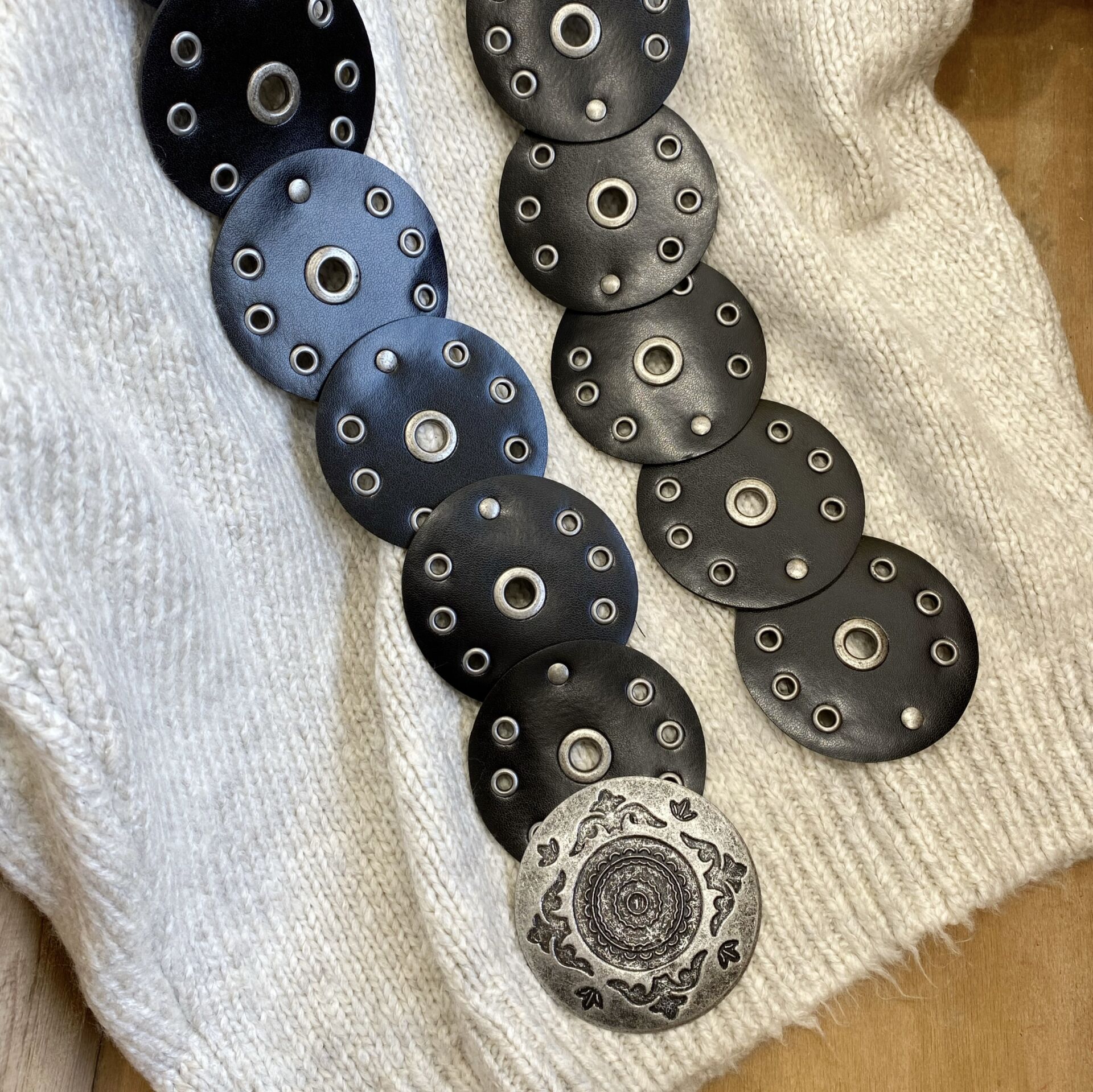 Siyah Yuvarlak Tokalı Bohem Deri Kemer