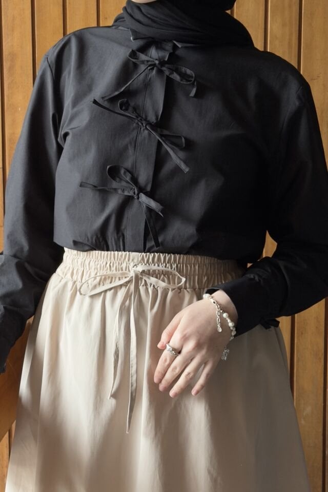 Siyah Kurdele Detaylı Poplin Gömlek