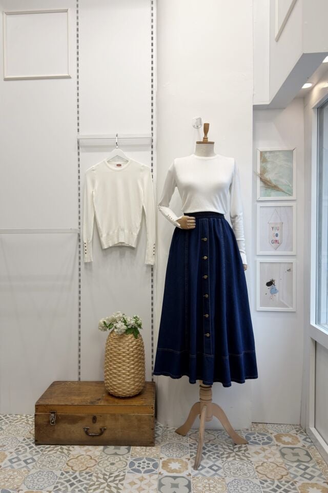 Koyu Renk Önü Düğmeli Kloş Kot Etek