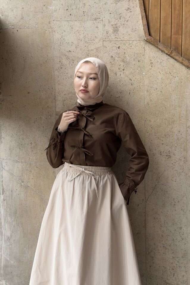 Kahverengi Kurdele Detaylı Poplin Gömlek