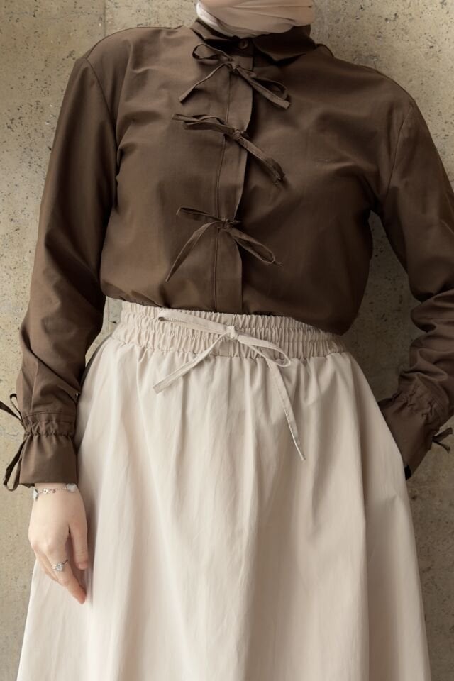 Kahverengi Kurdele Detaylı Poplin Gömlek