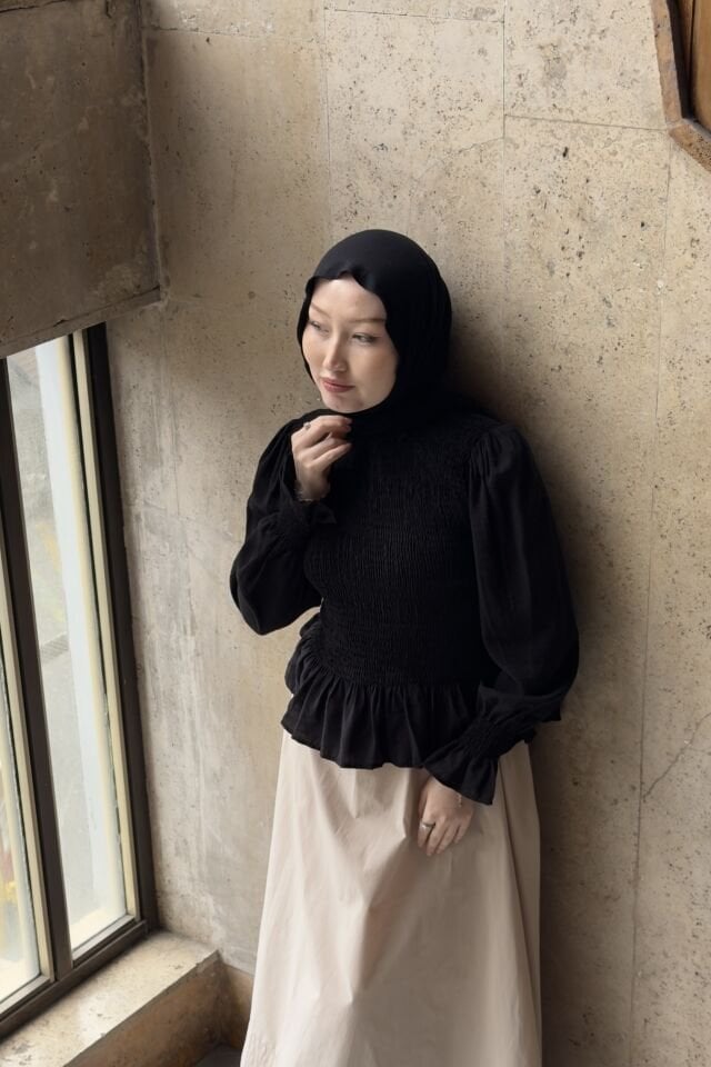 Siyah Gipe Detaylı Bluz