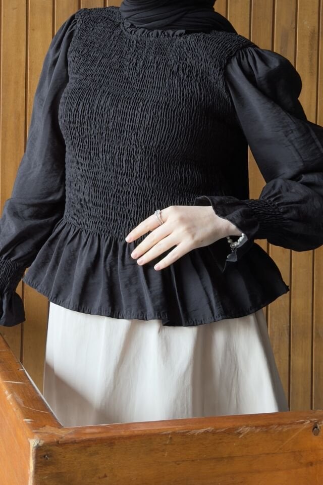 Siyah Gipe Detaylı Bluz