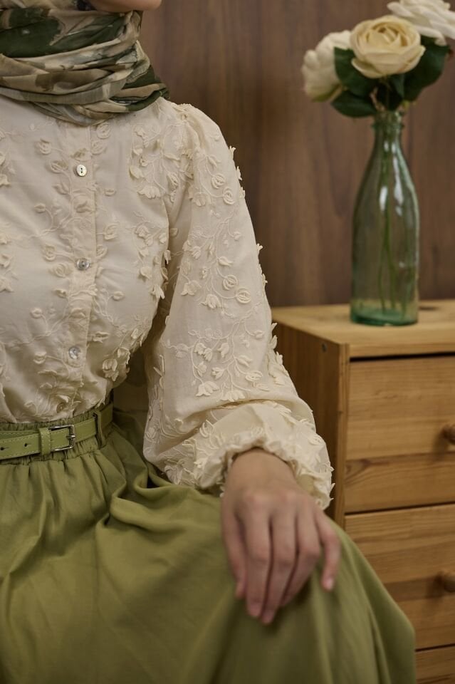 Krem Üç Boyutlu Yapraklı Gömlek