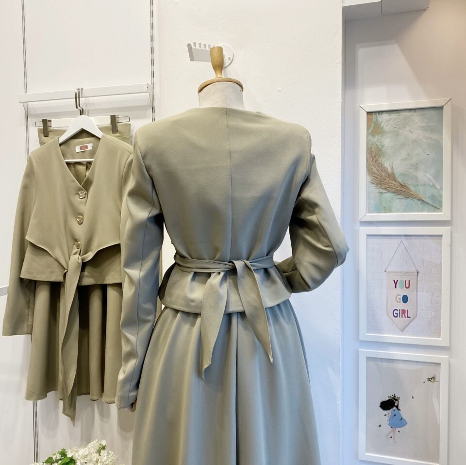 Çağla Yeşili Gold Düğmeli Vatka Detaylı Crep Takım