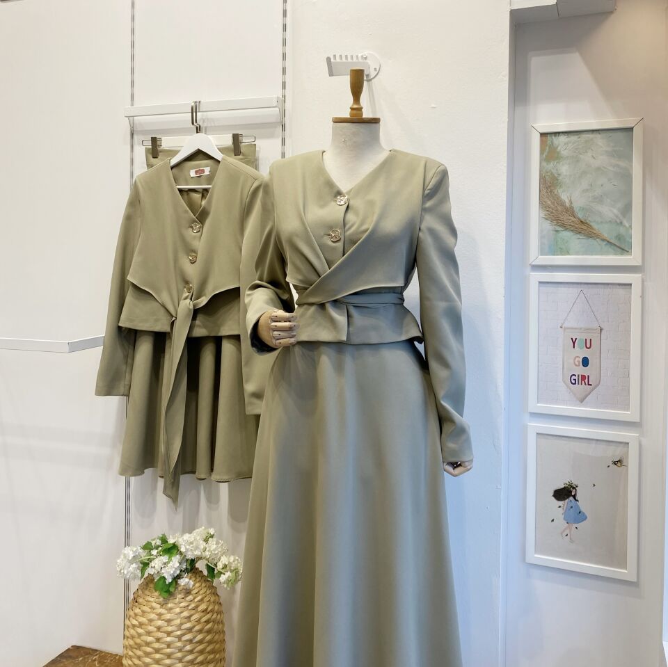 Çağla Yeşili Gold Düğmeli Vatka Detaylı Crep Takım