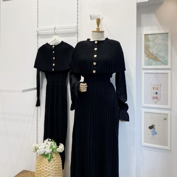 Pelerin Eklemeli Siyah Triko Elbise