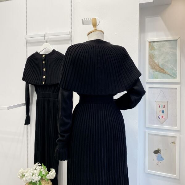 Pelerin Eklemeli Siyah Triko Elbise