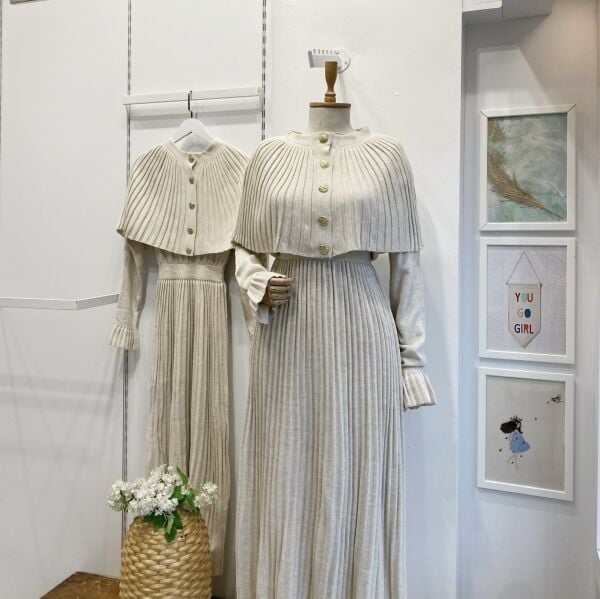 Pelerin Eklemeli Krem Triko Elbise