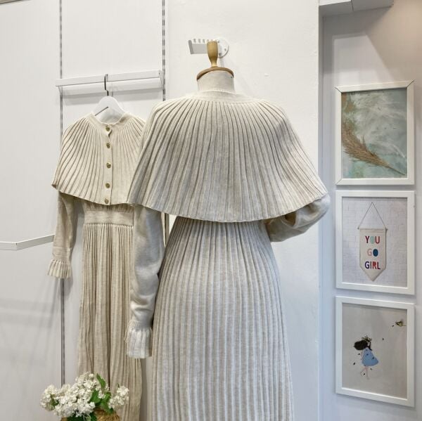 Pelerin Eklemeli Krem Triko Elbise