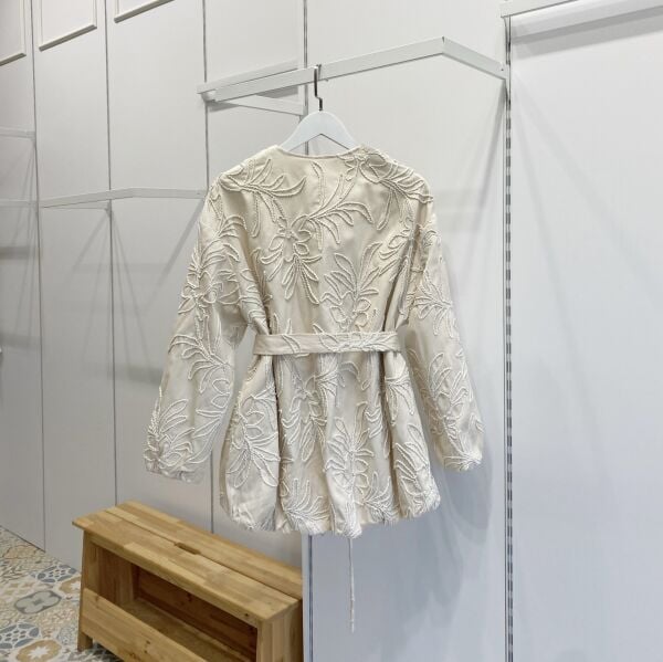 Kuşak Detaylı Nakışlı Krem Ceket