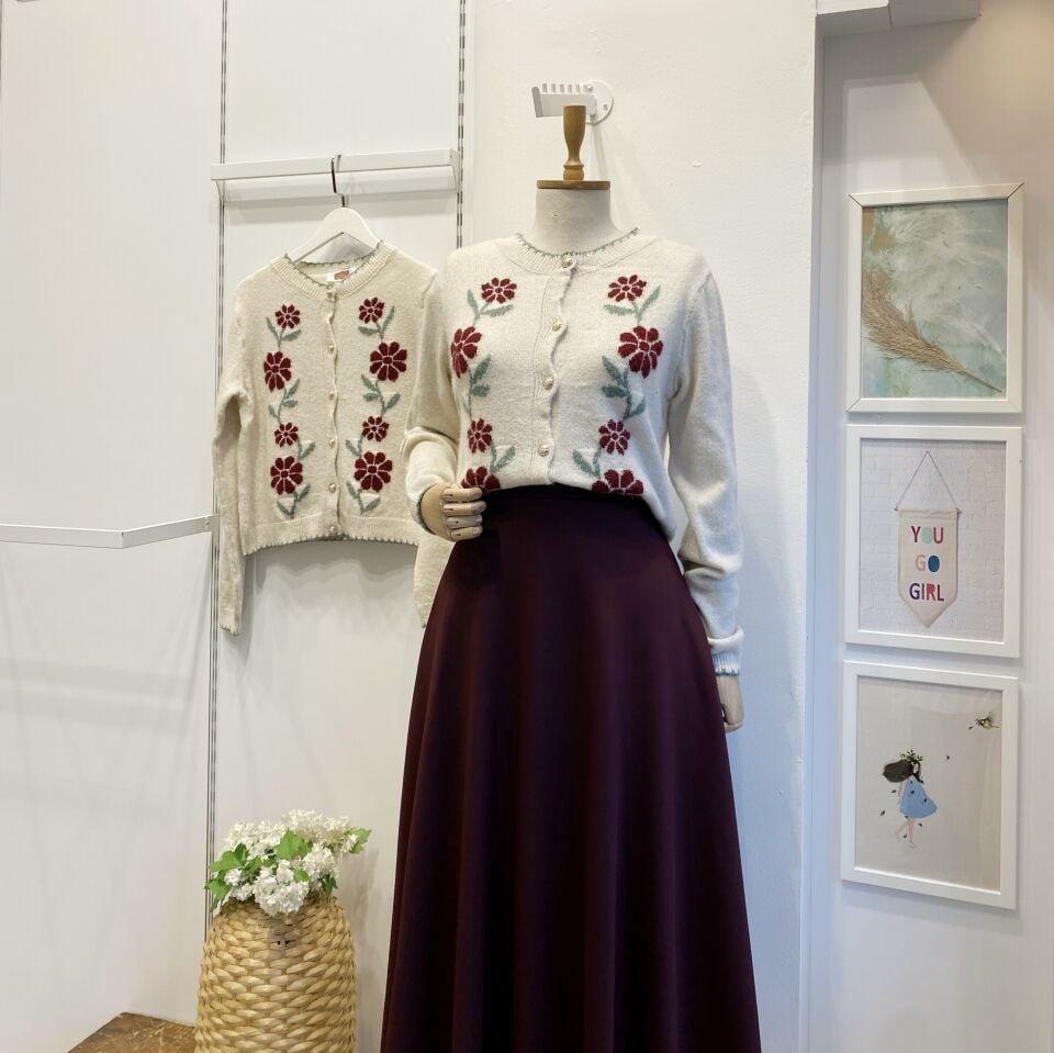 Bordo Çiçek Desenli Krem Hırka